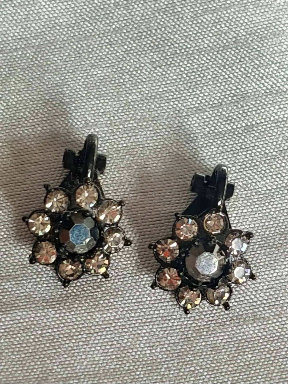Women's Flower Stud Fashion Earrings Rhinestones Gun Metal Gray Unbranded